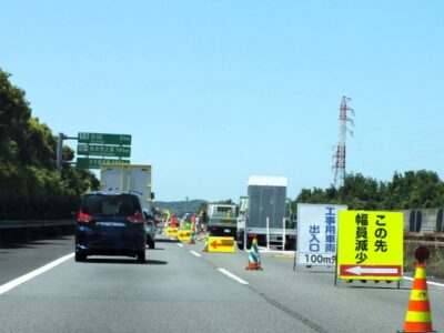 車線を狭める標識と交通コーンが設置された高速道路の工事区域